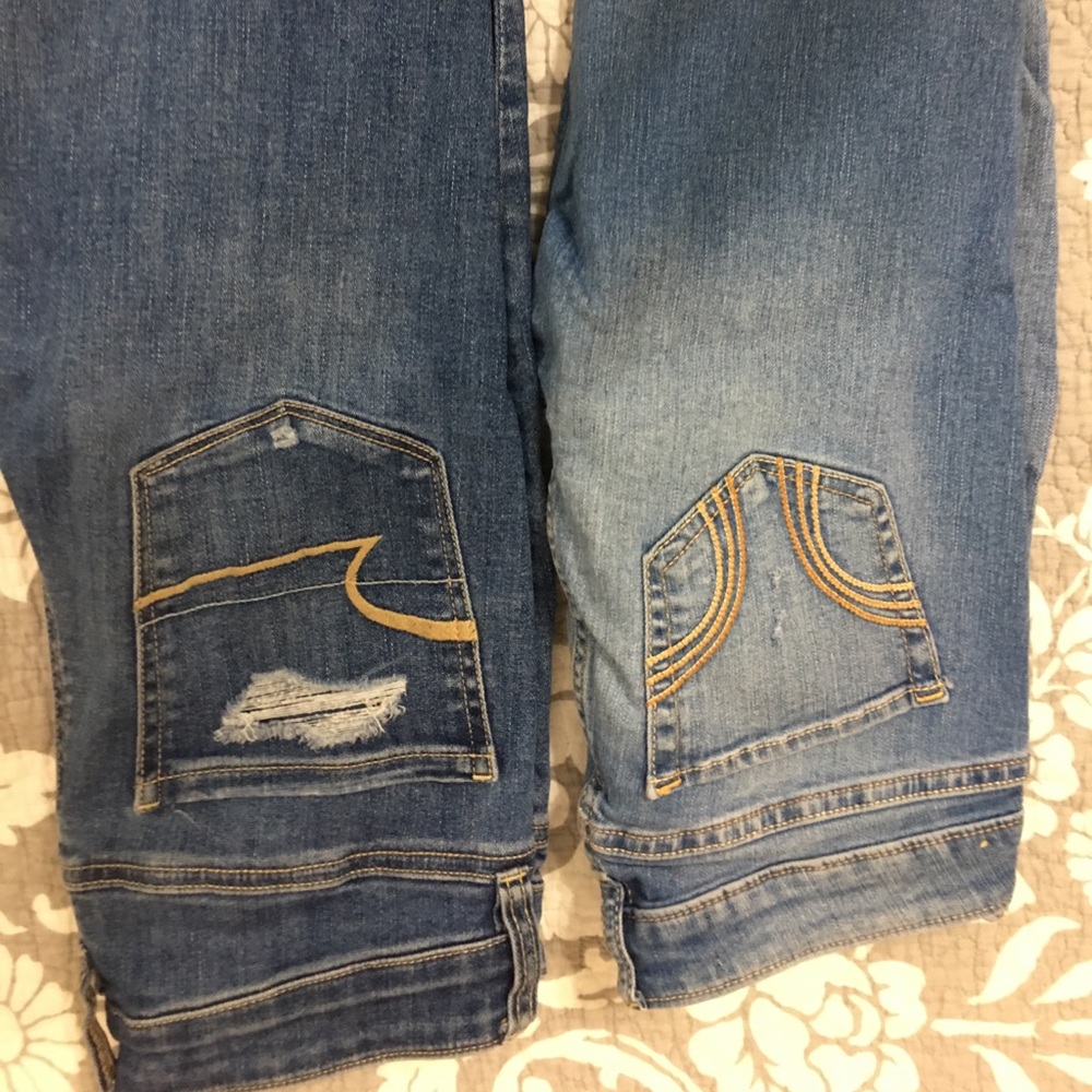 •Distressed jeans•